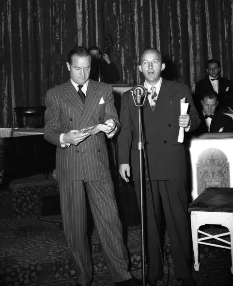 Bing Crosby at Los Angeles Times annual sports dinner (1944)