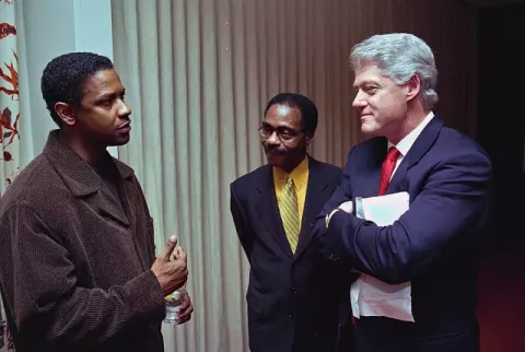 Denzel Washington at a screening for the movie “Hurricane” in the Family Theatre of the White House (1999)