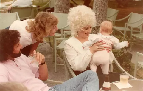 Dolly Parton at the Kahala Hilton Hotel, Honolulu, Hawaii (1983)