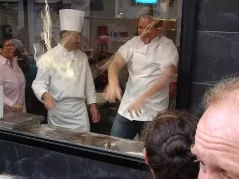 Gordon Ramsay at lære at lave nudler (2008)
