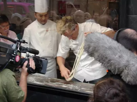 Gordon Ramsay at lære at lave nudler (2008)