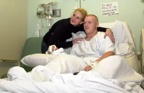 Julia Roberts at the Incirlik hospital Dec (2001)