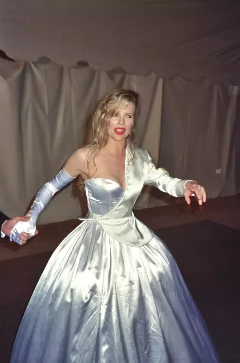 Kim Basinger (1990)