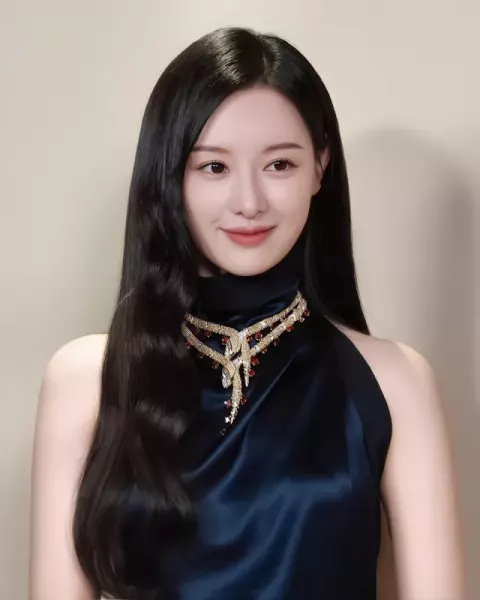 Kim Ji-won at the photocall for the BVLGARI Serpenti Infinito Exhibition on March 27 (2025)