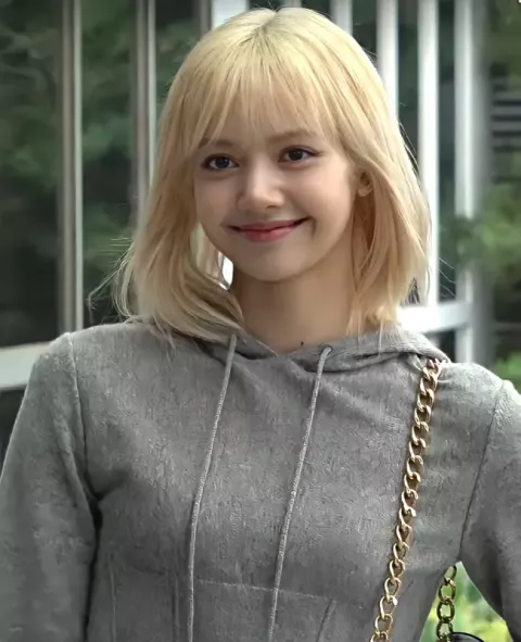Lisa at Gimpo International Airport on June 24 (2022)