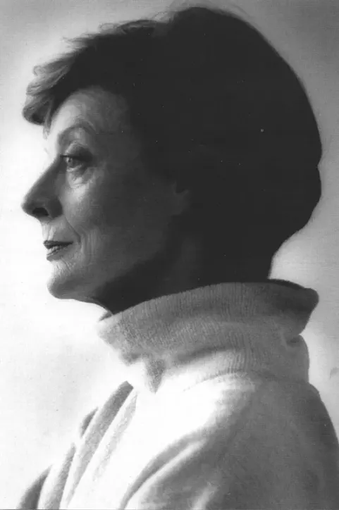 Maggie Smith at Wyndham's Theatre, London WC2 (1995)