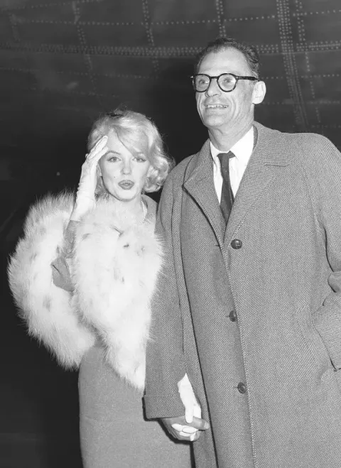 Marilyn Monroe at International Airport from New York to start work on a 20th Century-Fox picture (1959)