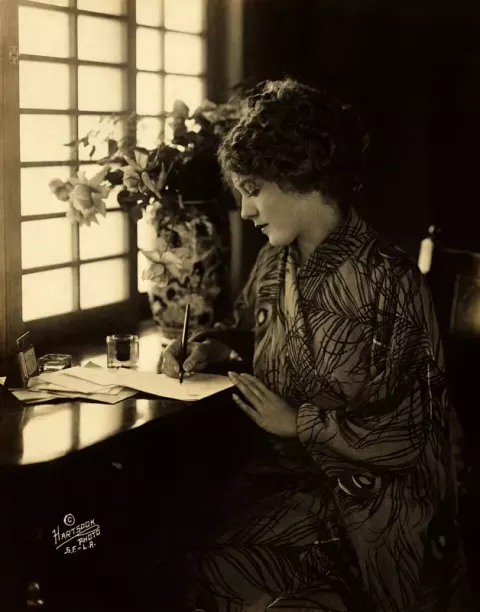Mary Pickford at a desk (1918)