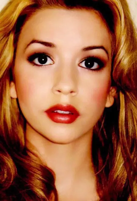 Masiela Lusha (2010)