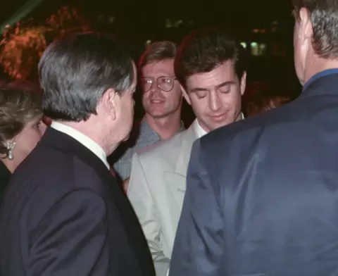 Mel Gibson at the AIR AMERICA movie premiere 1990