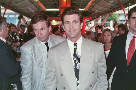 Mel Gibson at the premiere of the movie AIR AMERICA in 1990