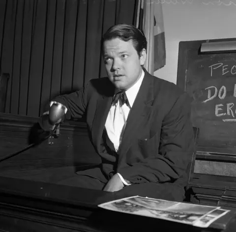Orson Welles at trial of Herman J. Mankiewicz in Los Angeles (1943)