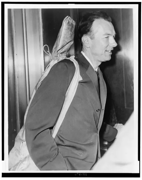 Pete Seeger at Fed (1961)