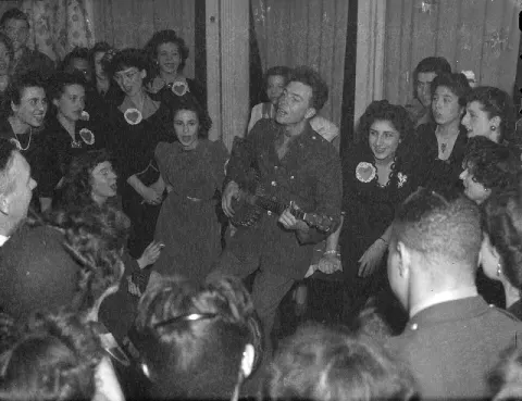 Pete Seeger (1944)