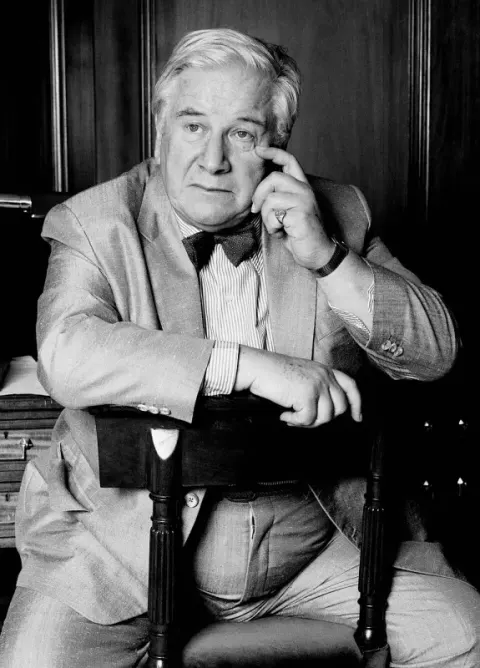 Peter Ustinov at the Berkeley hotel, over tea and a feast of jam scones and cream buns (1986)