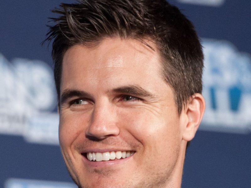 Robbie Amell